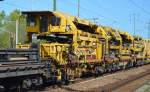 Ein weiteres Segment zum Schienen verlegen des Schnellumbauzuges von Plasser & Theurer vom Typ SUM Q3 der DB Bahnbau Gruppe mit der Bezeichnung SUM 315  Büffel  am 17.09.15 Bhf.