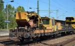 Dieser Wagen mit dem Gerät und Förderband mit der Bezeichnung KSW 315 von Plasser & Theurer sammelt Kleineisenstücke von den Gleisen und begleitet den Schnellumbauzug SUM 315