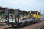 DB Bahnbau Gruppe mit einem BAMOWAG mit Spezialhänger vom Hersteller Robel für Fahrzeug- und Baumaschinentransporte am 02.08.16 Bf.