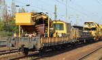 Ende es Gleisebauzuges der Schnellunmbaumaschine SUM 315 ist dieses Anhängsel am Schutzwagen mit Plasser & Theuer Führerhaus? und einer Art Trichtermaschine? vom Hersteller AUSA
