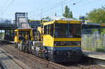 Zwei BAMOWAG 54.22 GKW 304 der DB Bahnbau Gruppe und GKW 306 von DB Netz am 10.08.17 Durchfahrt Bf.