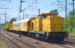 DB Bahnbau Gruppe mit 293 010-5 mit zwei Bahndienstwagen + zwei SChutzwagen mit KIROW Gleisbaukran (EDK 852) am Haken am 15.05.17 Bf.