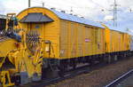 DB Bahnbau Gruppe mit den zwei Bahndienstwagen (Wohnwagen) der hintere mit der Nr.