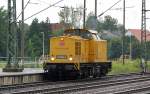 DB Netz Instandhaltung 203 314-0 bei der Durchfahrt im Bhf.