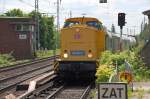 DB Netz 203 301-7 mit Bayer Unkrautzug auf den Berliner S-Bahngleisen bei der Durchfahrt S-Bhf.