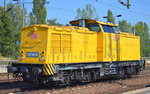 DB Netz 203 305-8 beim Kurzhalt im Bf.