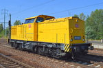 DB Netz 203 305-8 beim Kurzhalt im Bf.