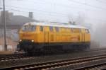 �berraschungan diesem nebligen Tag, die 92 80 1 218 287-1 D-DBG, eine Lok der DB Bahnbau Gruppe die ich in Berlin bisher das erste Mal sehe holt den seit einigen Tagen in Berlin-Blankenburg