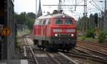 218 835-7 kommt aus Richtung Berlin-Ostkreuz und wechselt kurz vor dem Bahnsteig des S-Bhf.