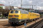 DB Netz 218 392-9 schiebt den Schienenpr�fzug 1 am 14.08.13 durch den Bhf.