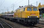Die Bahnbau Gruppe mit 218 304-4 und einer Reihe leerer Drehgestell-Flachwagen + MATISA Weichentransportwagen (leer) bei der Durchfahrt Bhf.