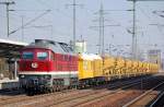 Die DB Bahnbau Gruppe mit 232 223-8 (Lugansk Bj.1975) mit Gleisbauzug mit Bahndienstwagen und einer Reihe Materialf�rder- und Siloeinheiten MFS 100 bei der Durchfahrt im Bhf.