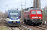 NEB VT 732 (95 80 0643 405-3+95 80 0943 405-0+95 80 0643 405-2, Bombardier Bj.2005) auf der Linie NE27 Richtung Berlin-Karow wird von 232 534-8 �berholt, 04.04.11 Berlin-Karow.