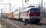 232 550-4 der DB Bahnbau Gruppe (DGT) mit Gleisreinigungzug (RM 801-2, BRM 162 u.a.) bei der Durchfahrt im Bhf.