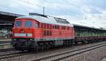 232 498-6 mit einigen leeren Flachwagen bei der Durchfahrt Bhf.