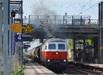Mit reichlich Dieseldampf kommt 232 092-7 mit einem Knickkesselwagenzug durch den Bf.