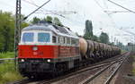 232 105-7 mit Knickkesselwagenzug (kreideschlamm) am 27.07.17 Berlin-Hohenschönhausen.