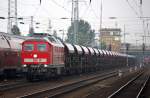 232 601-5 mit einem Ganzzug Sch�ttgutwagen bei der Durchfahrt im Bhf.