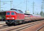 233 112-2 mit einem Ganzzug Drehgestellflachwagen mit staubigem Altschotter beladen, 30.05.11 Durchfahrt Bhf.