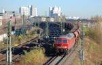 Nachdem die 233 127-0 mit einem Ganzzug Sch�ttgutwagen (Leerzug) vom Gel�nde des Berliner Westhafen rangiert worden ist f�hrt sie mit eigener Kraft auf dem Nebengleis Richtung Hauptgleis Berlin