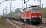 233 525-5 mit Ganzzug Drehgestell-Flachwagen (unbeladen) am 02.10.14 Bhf.