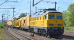 DB Bahnbau-Gruppe mit ihrem gelben Tiger 233 493-6  mit einem Gleisbauzug am 17.09.15 Bhf.