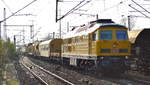 Die DB Bahnbau Gruppe mit 233 493-6 mit einem Gleisbauzug mit der Schnellumbaumaschine SUM 315  Büffel  von Plasser & Theurer und Beiwagen am 16.10.17 Durchfahrt Bf.Flughafen Berlin-Schönefeld.