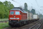 233 127-0 mit einigen Taschenwagen mit LKW-Trailern bei der Durchfahrt Bf. Berlin-Hohenschönhausen.