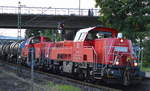 Doppeltraktion 261 103-6 + 261 100-2 mit langem Kesselwagenzug Richtung Hambuger Hafen am 19.06.17 Bf.