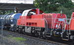 Doppeltraktion 261 103-6 + 261 100-2 mit langem Kesselwagenzug Richtung Hambuger Hafen am 19.06.17 Bf.