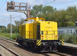 In neuem Lack + neuer Nummerierung präsentiert jetzt die 293 011-3 der DB Bahnbau Gruppe, hier am 21.09.17 Durchfahrt Bf.