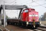 298 337-7 mit Ganzzug Drehgestellflachwagen Richtung Berliner Innenstadt, 20.04.12 Berlin-Pankow.