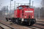 298 334-4 mit leerem Containertragwagen bei der Durchfahrt im Bhf.