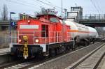 298 318-7 mit Übergabefahrt von zwei Gasdruck-Kesselwagen am 16.02.16 Berlin-Hohenschönhausen.