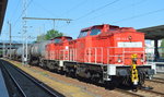 298 322-9 + 298 324-5 mit einem ungewohnt langen G�terzug aus verschiedenen G�terwagen bei der Durchfahrt Bhf.
