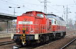 Kleiner Lokzug, 232 484-6 (jetzt mit kleinem leicht schräg aufgesetztem DB Frontlogo) mit der 298 324-5 am Haken am 08.02.17 Durchfahrt Bf.