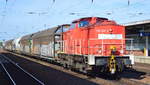 298 320-3 mit einem Übergabezug bei der Durchfahrt Bf.