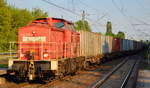 298 325-2 verlässt mit einem Containerzug die Industrieübergabe Nordost, diese Cntainertragwagen stehen sonst im Gbf.