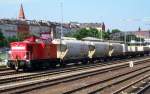 298 310-4 (98 80 3298 310-4 D-DB, Bj.1981) mit gemischtem G�terzug mit Silowagen und Dregestellflachwagen mit Holzkisten (�berseekisten?) an nicht allt�glicher Stelle, Fr�hjahr 2008 H�he alter Gbf.