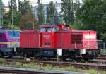 Hier ist 298 334-4 (98 80 3298 334-4 D-DB) mit der ehrenvollen Aufgabe besch�ftigt die Ausstellungsfahrzeuge der SNCF(akiem) zum Messegel�nde zu fahren, 17.09.10 Berlin-Beusselstr.