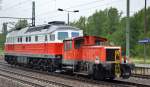Interessanter Loktransport die kleine Köf 335 006-3 am Haken von EWR 232 309-5 am 14.07.15 im Bhf.