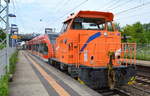 Die DB northrail Mietlok 352 002-0 überführt zwei Stadler Gtw der BR 646 Richtung Bf.