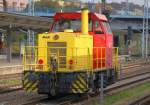 In farbenfroher Gestaltung haben einige DB-Betriebswerke mit der BR 352 eine kleine Dieselrangierlok vom Typ MaK G 400 B in ihren Diensten, hier die 352 002-0 vom ICE-Betriebswerk Berlin-Rummelsburg