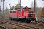 Lokzug mit 362 941-7 am Haken von 140 353-4 am 25.10.11 Durchfahrt im Bhf.