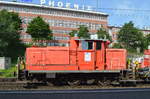Lokzug, 261 029-3 mit 363 655-2 am Haken am 20.06.17 Bf. Hamburg-Harburg.