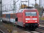EC 176 mit 101 143-6 Richtung Berlin-Spandau, 28.10.10 Berlin-Beusselstr.