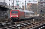 101 128-7 biegt mit einem IC-Wgengespann und 101? am Ende um die Kurve am S-Bhf.