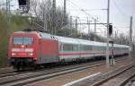 101 142-8 mit IC Zuggarnitur und Schiebelok 120 106-0 am 07.04.11 Berlin-Blankenburg.
