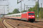 Hier der selbe IC noch mal im Sandwich-Verfahren, vornean 120 122-7 und hinten im Bild 101 003-2 am 29.04.11 bei der Durchfahrt im Bhf.