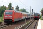 EC 178 mit 101 128-7 Richtung Bernau �berholt die einfahrende S8 Richtung Birkenwerder, 12.05.11 S-Bhf.